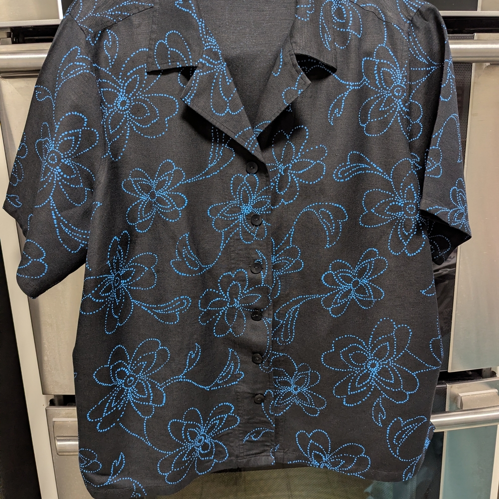 Outfit Woman 2X Black w/Blue Dotted Floral Design Blouse, VGUC